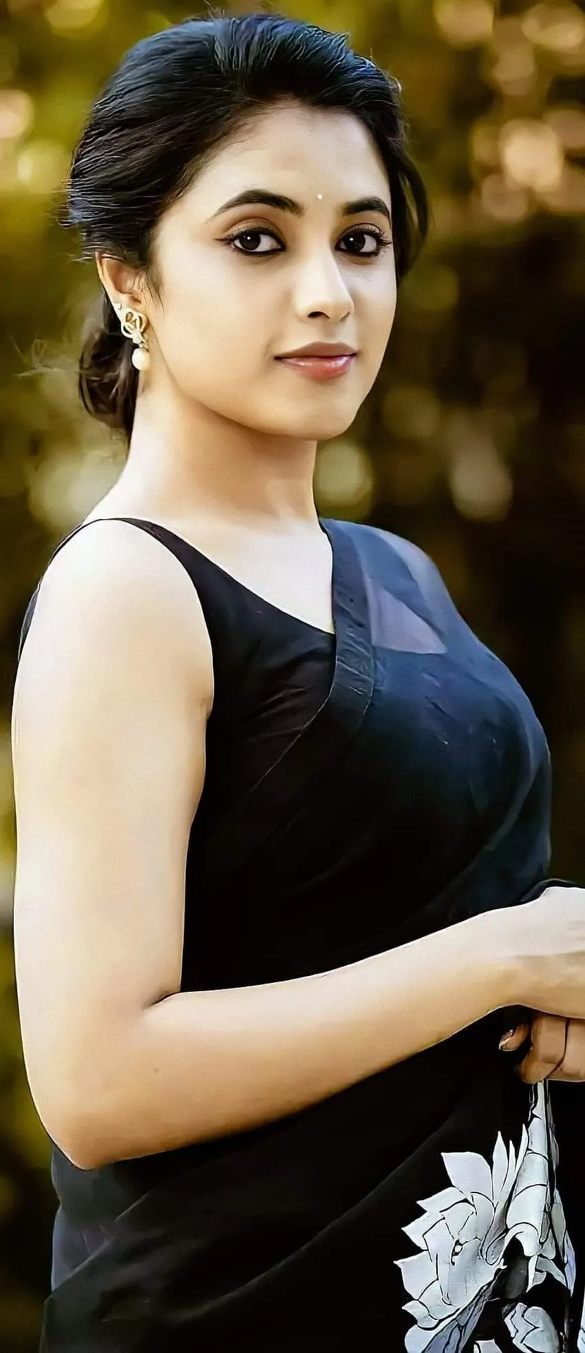 Stylish Priyanka Arul Mohan in Black Dress free Wallpaper
