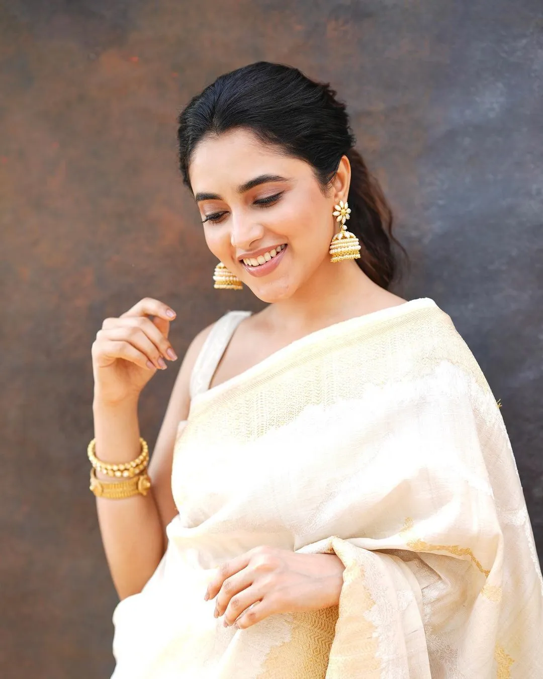Traditional beauty Priyanka in an elegant white saree HD