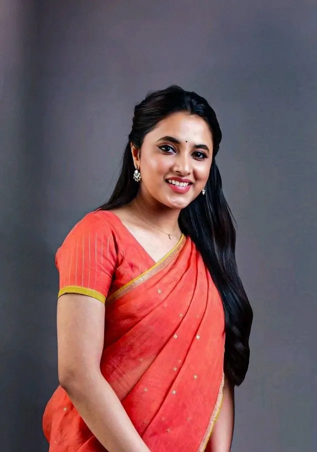 Traditional Look of Priyanka Arul Mohan in Red Saree HD