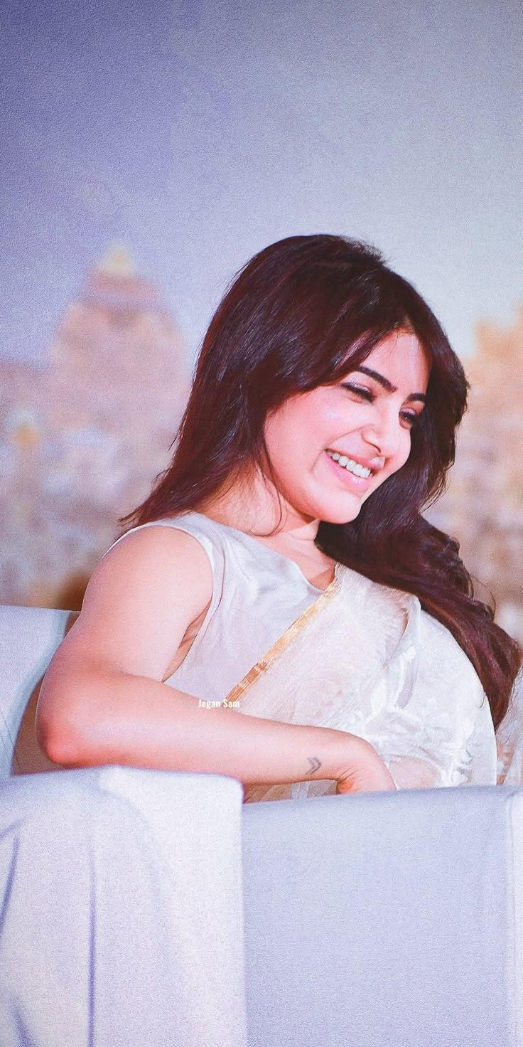 Samantha Smiling With Eyes Closed Hd Pic