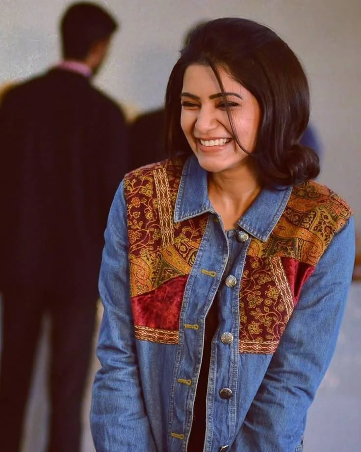 Samantha Smiling With Eyes Closed Hd Wallpaper