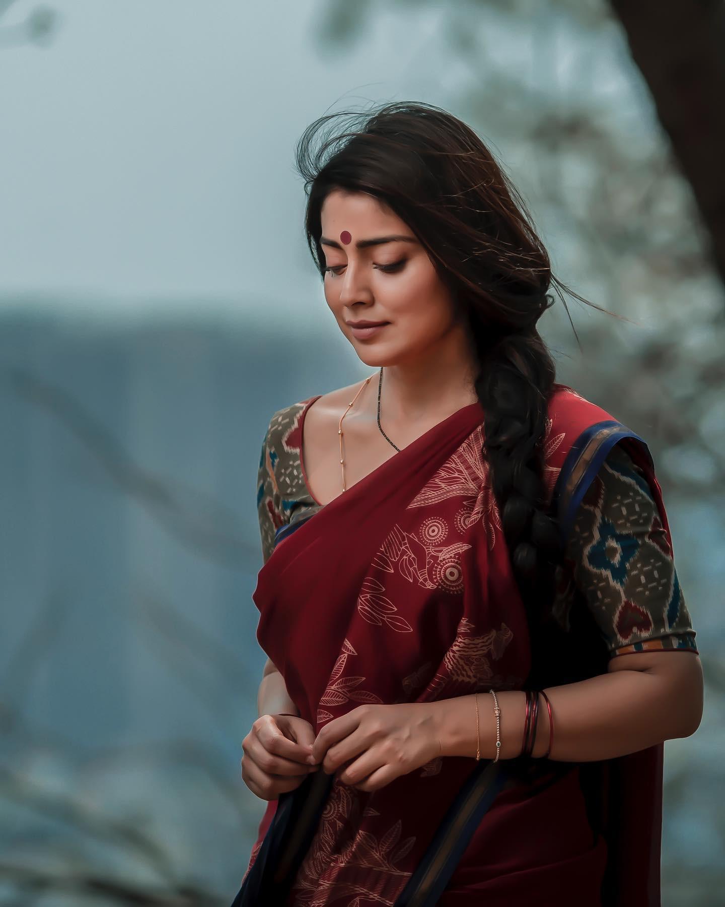 Actress Shriya Ethnic Saree Look Wallpaper