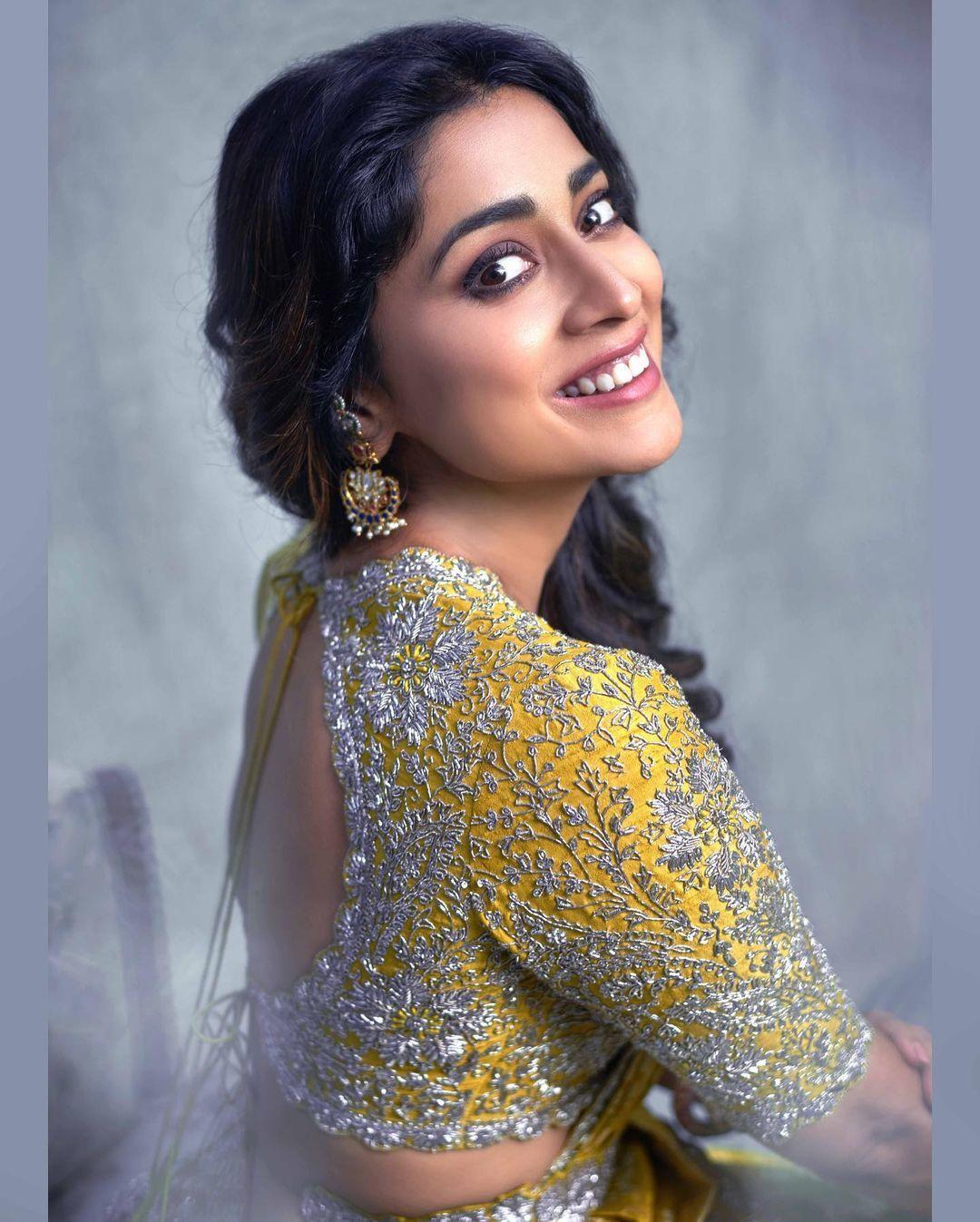 Shriya Saran Golden Dress Glamour Shot Hd Images