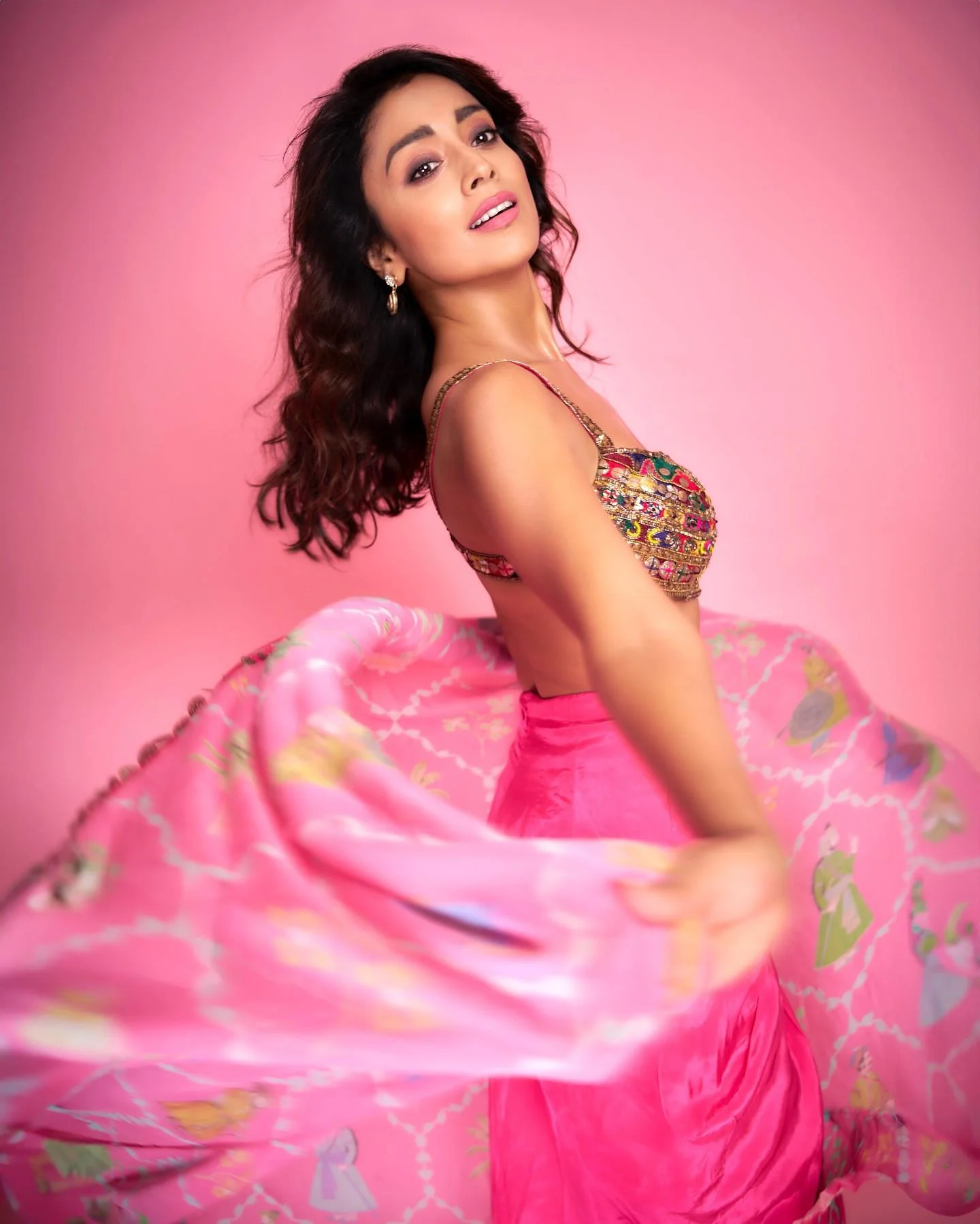 Actress Shreya Saran Elegant Pink Saree With Printed Duppata