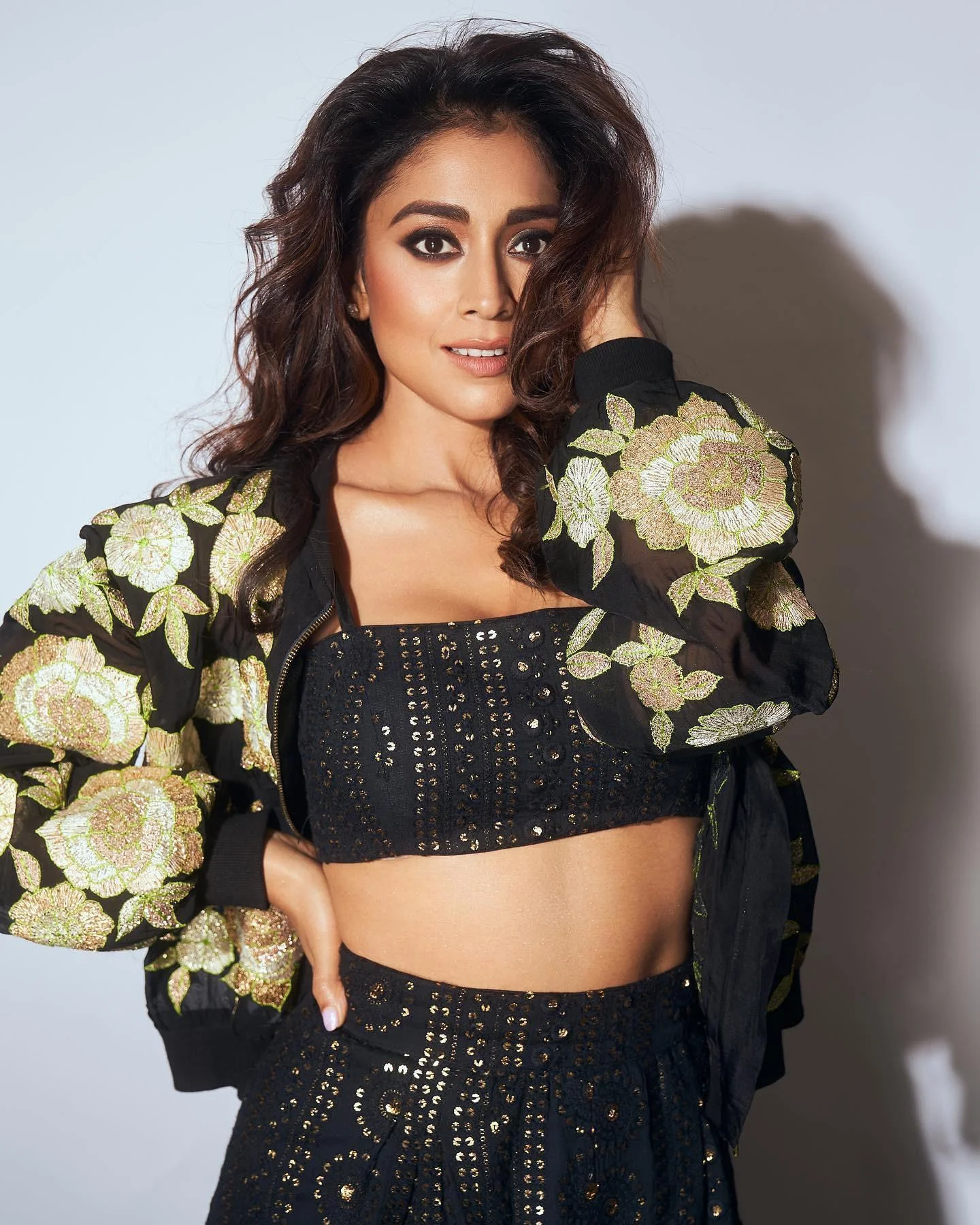 Actress Shriya Saran Stunning Pose Wallpaper