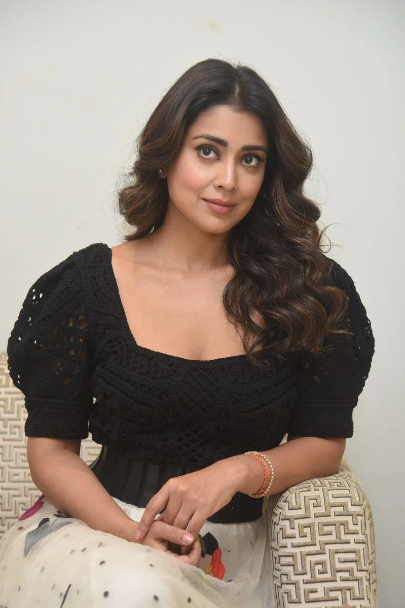 Shriya Saran Black Dress Glamour Shot Hd Wallpaper