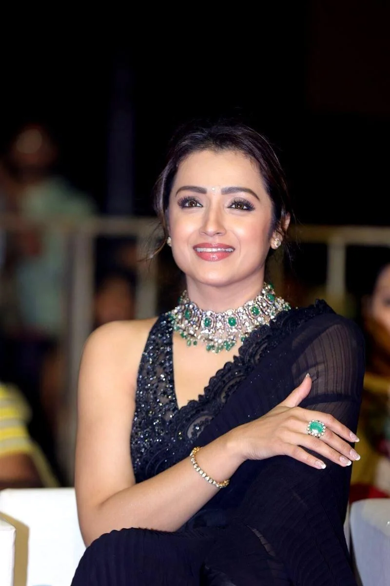 Trisha Krishnan in Black Saree Hd Wallpaper
