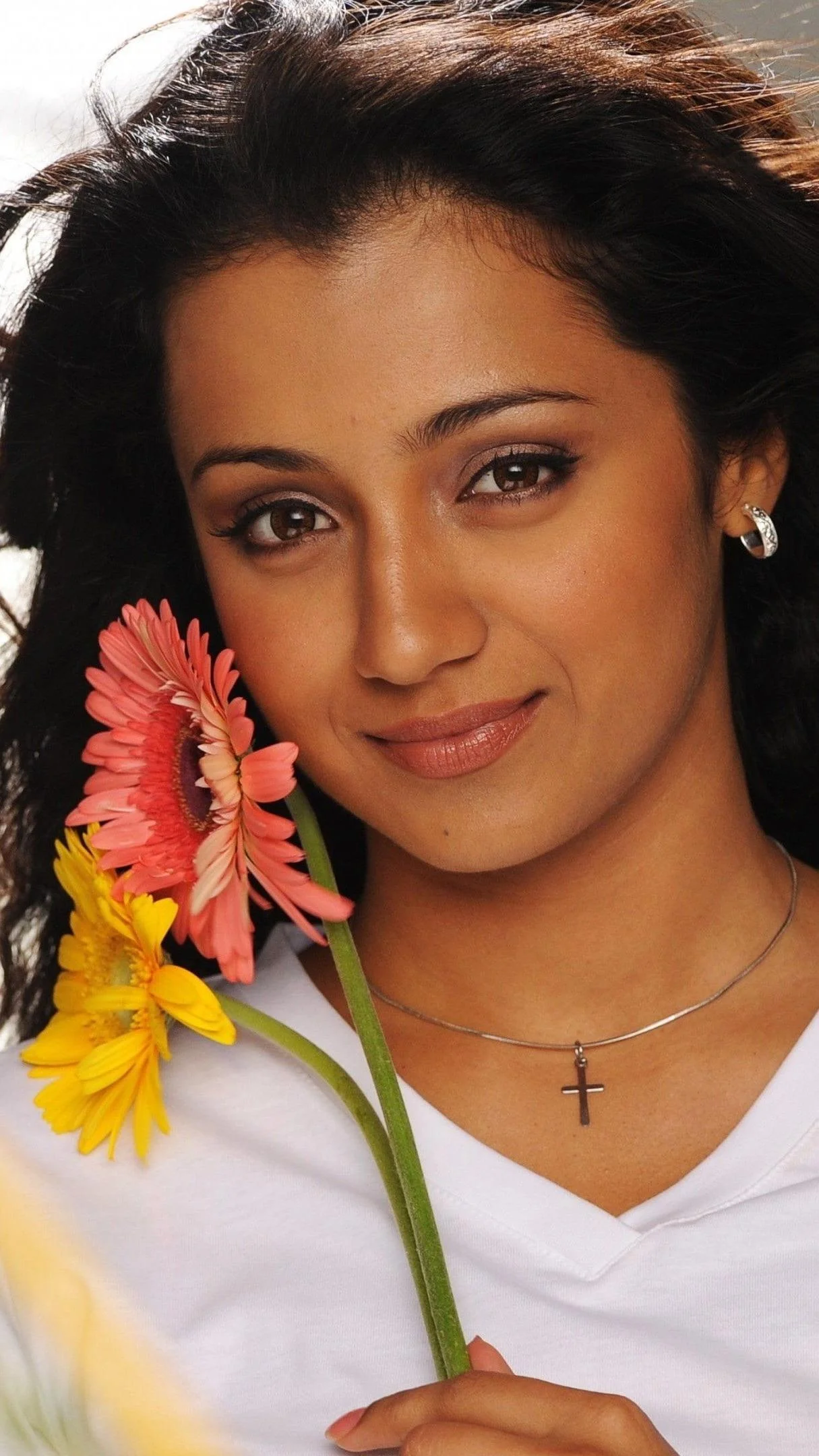 Trisha Krishnan Stunning Close-Up Wallpaper
