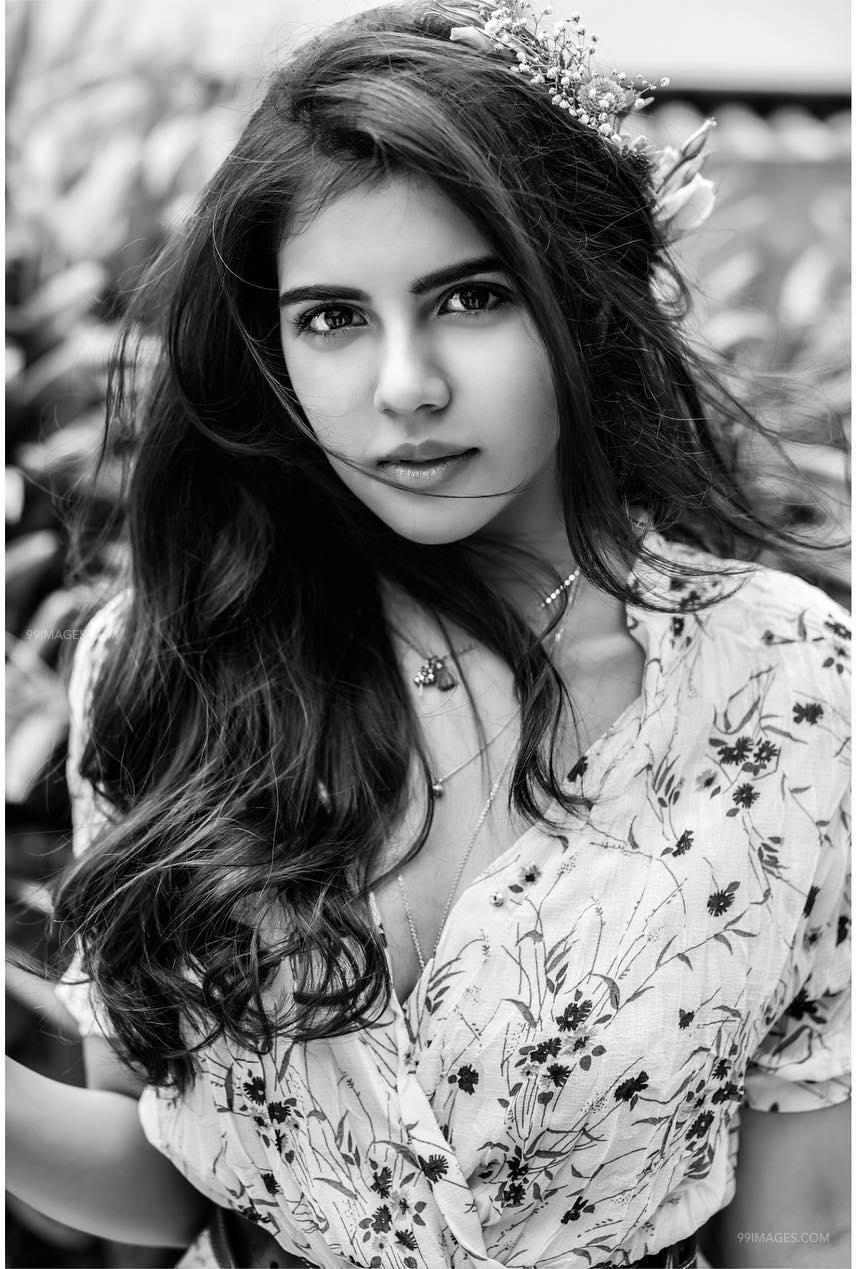 Black and White Photo of Priyadarshan White Border Wallpaper
