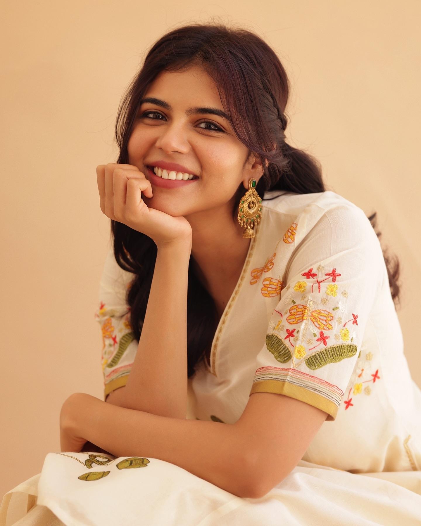 Cute Pose of Kalyani Priyadarshan Wallpaper Download