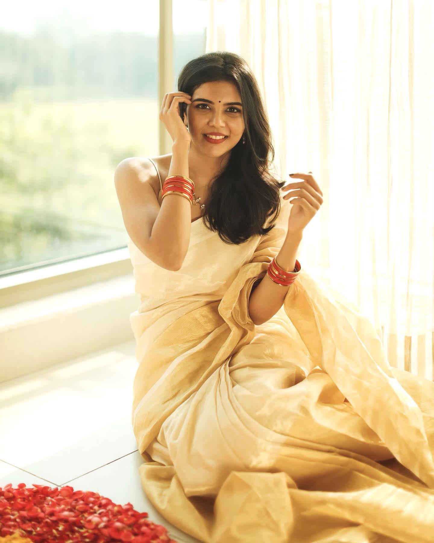 Graceful Saree Look by Kalyani Priyadarshan free Wallpaper