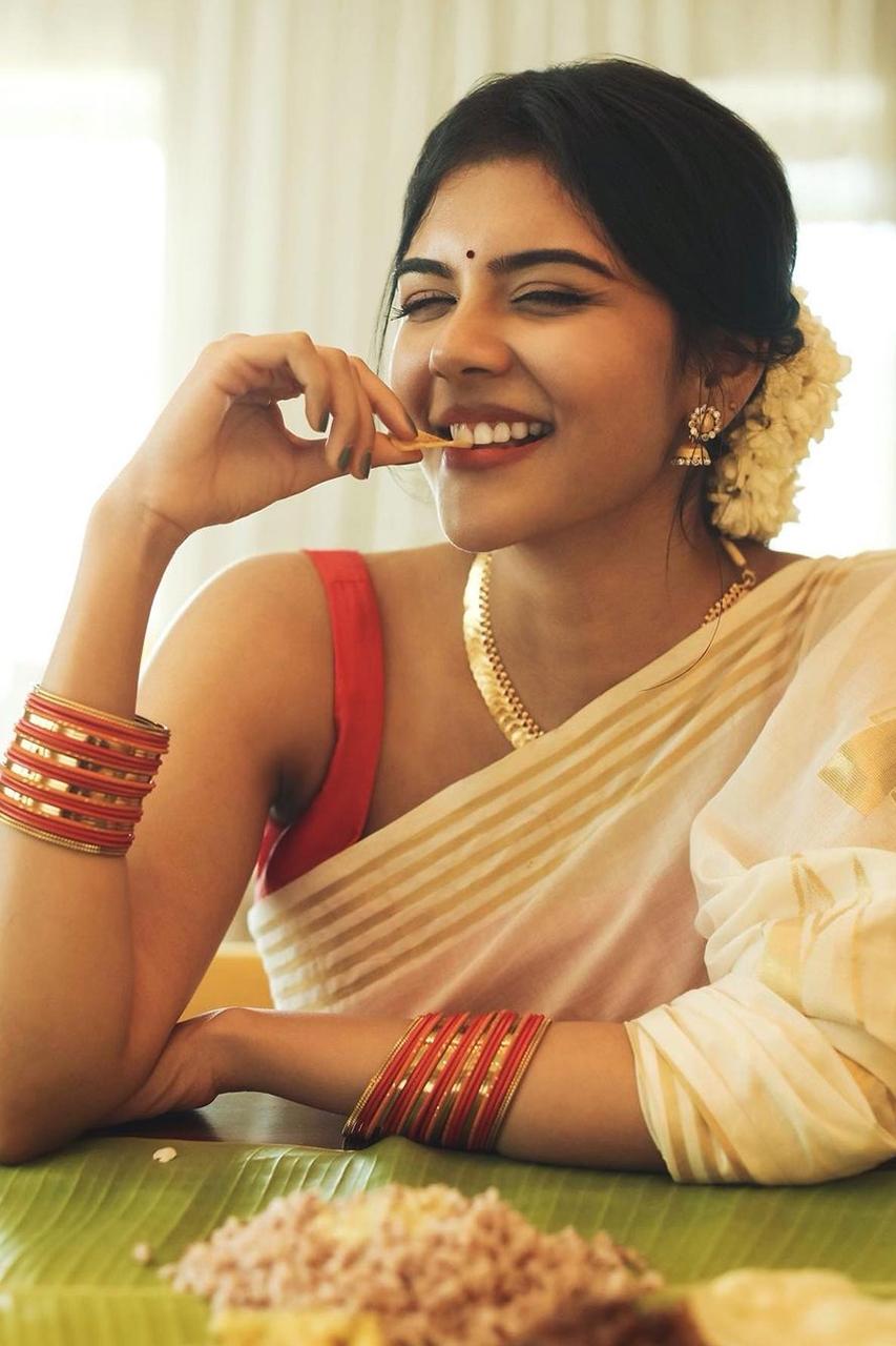 Kalyani Priyadarshan Eating Onam Sadya Traditional Meal Pic