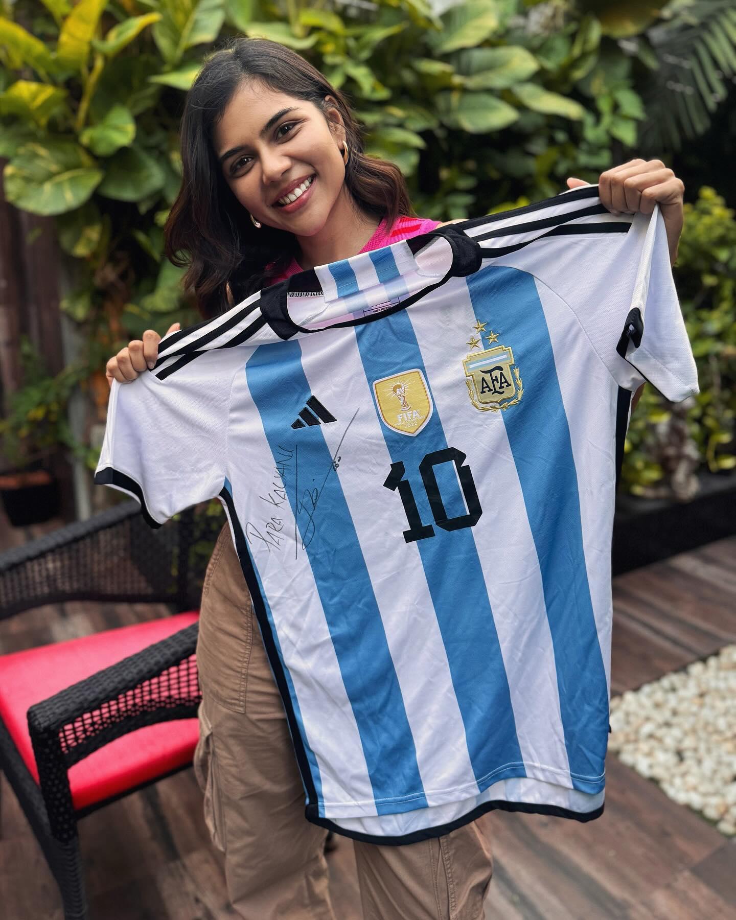 Kalyani Priyadarshan Holding Tshirt in Hand Wallpaper