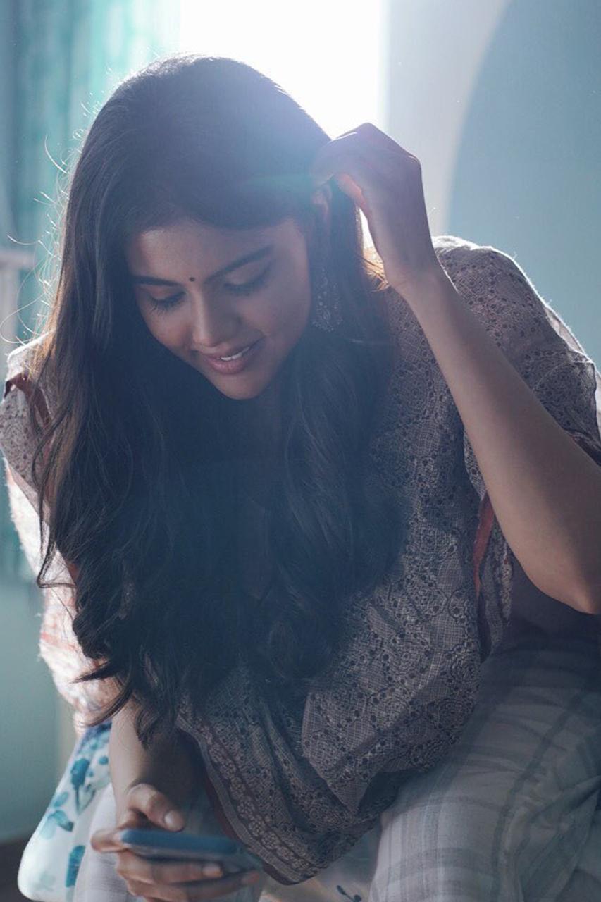 Kalyani Priyadarshan Using Mobile Phone free Wallpaper