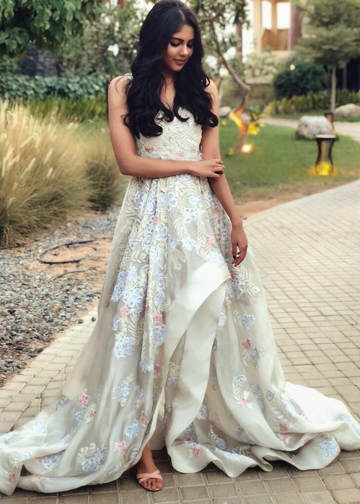 Kalyani Priyadarshan Wearing Wedding Gown free Wallpaper