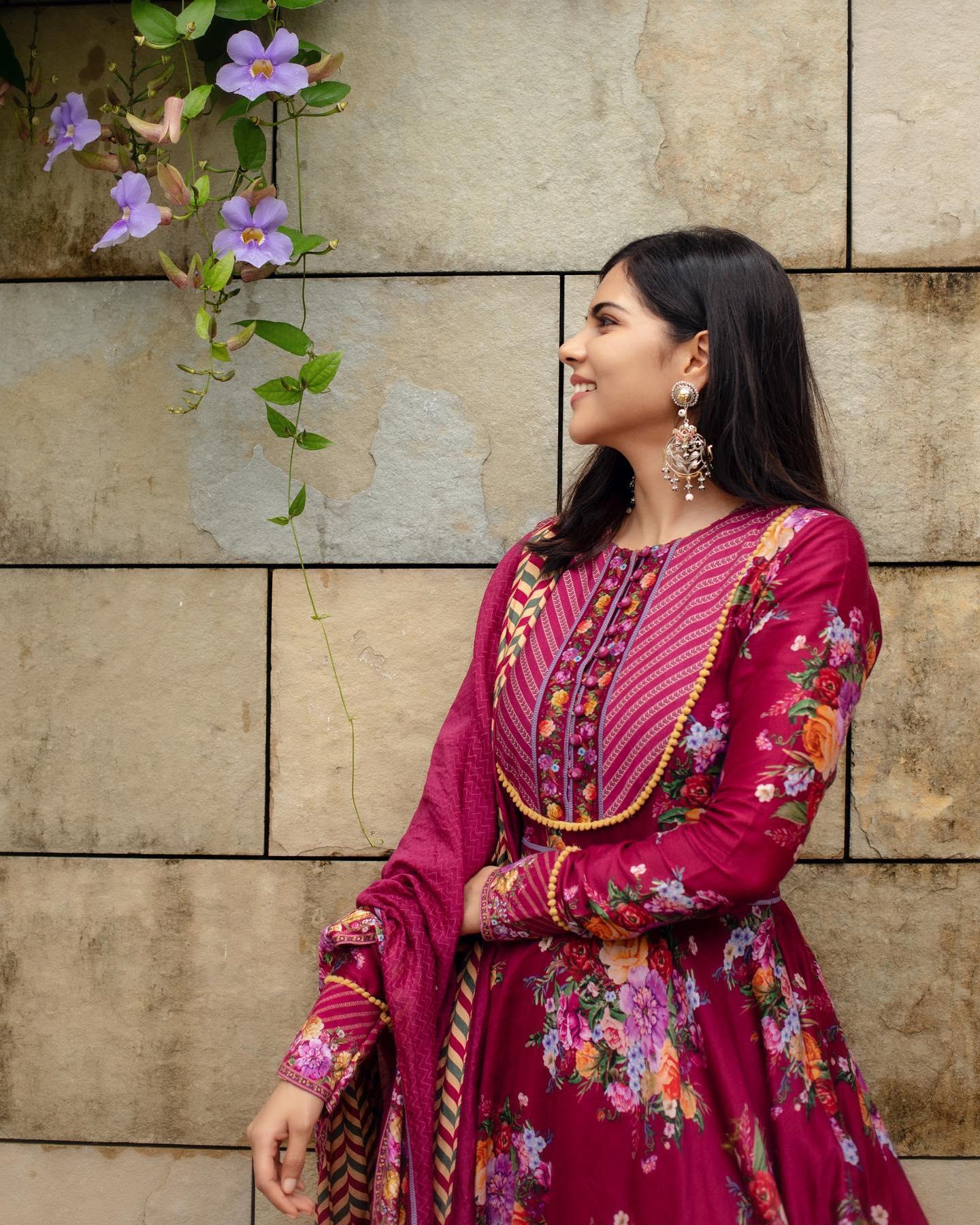 Model Pose by Priyadarshan with Natural Background HD