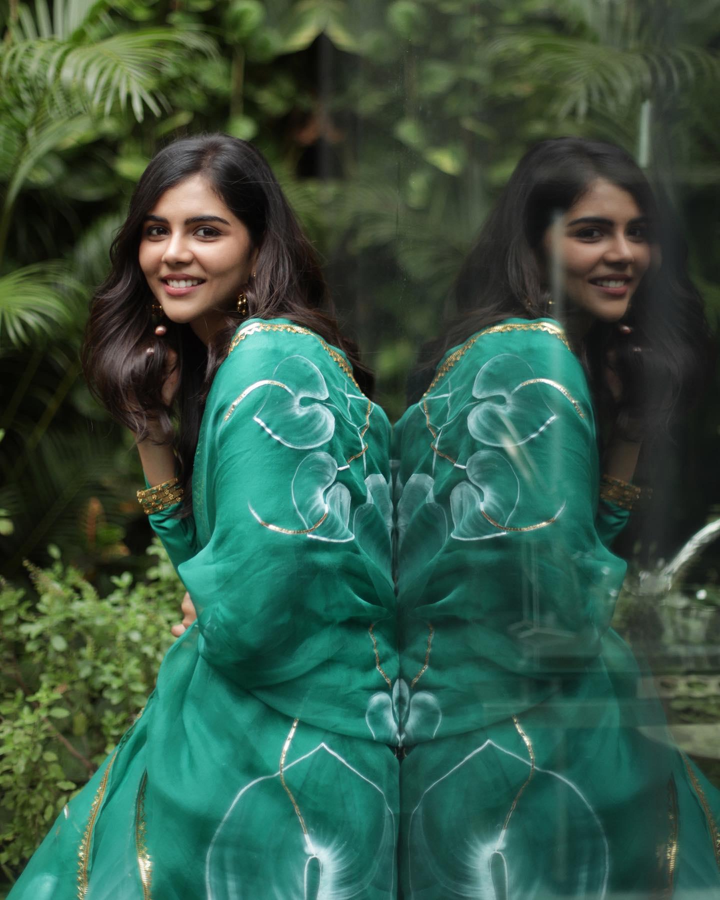 Priyadarshan Green Dress Mirror Photo Reflection Wallpaper
