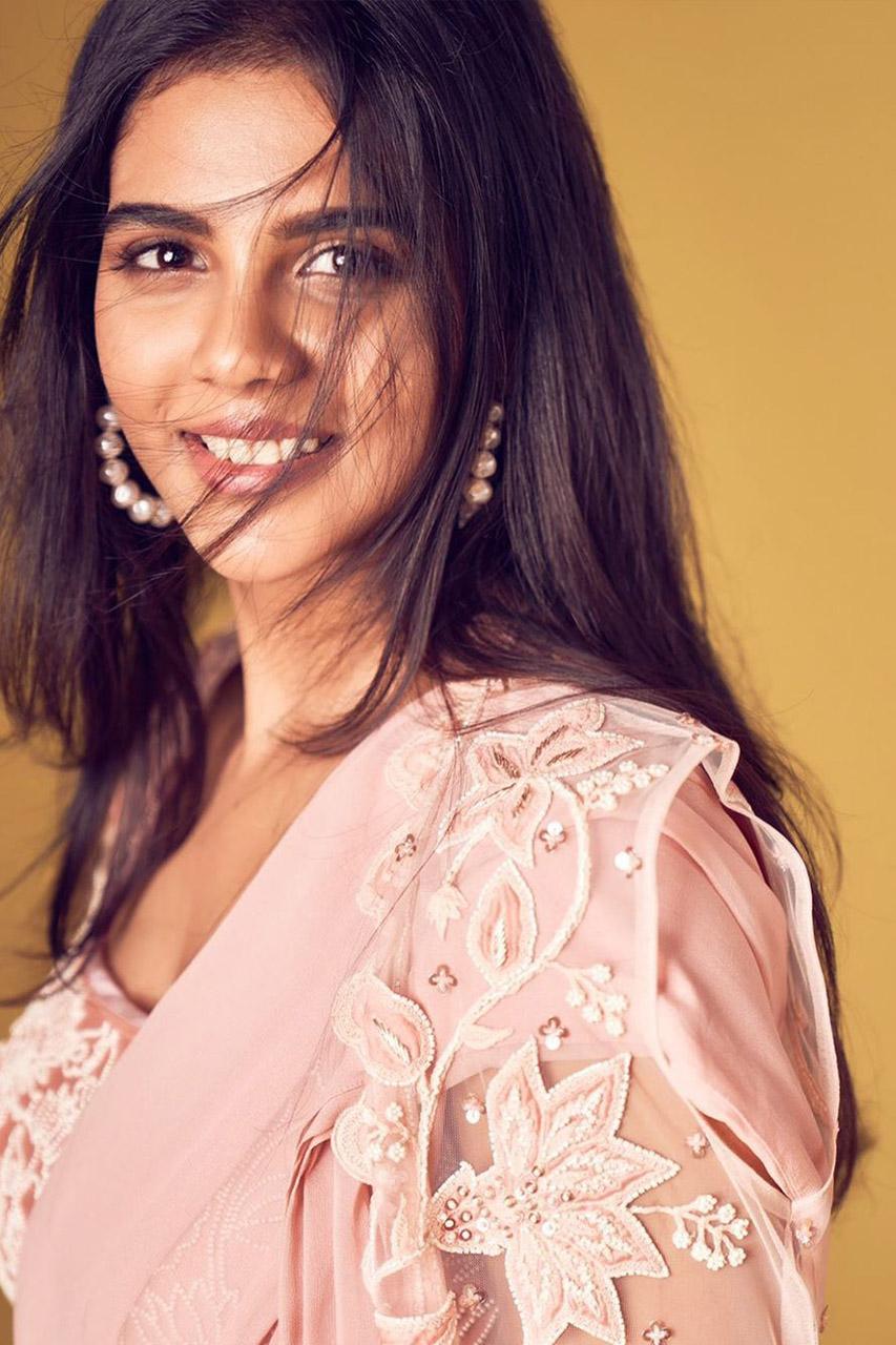 Priyadarshan Wearing Peach Dress Free Wallpaper Download