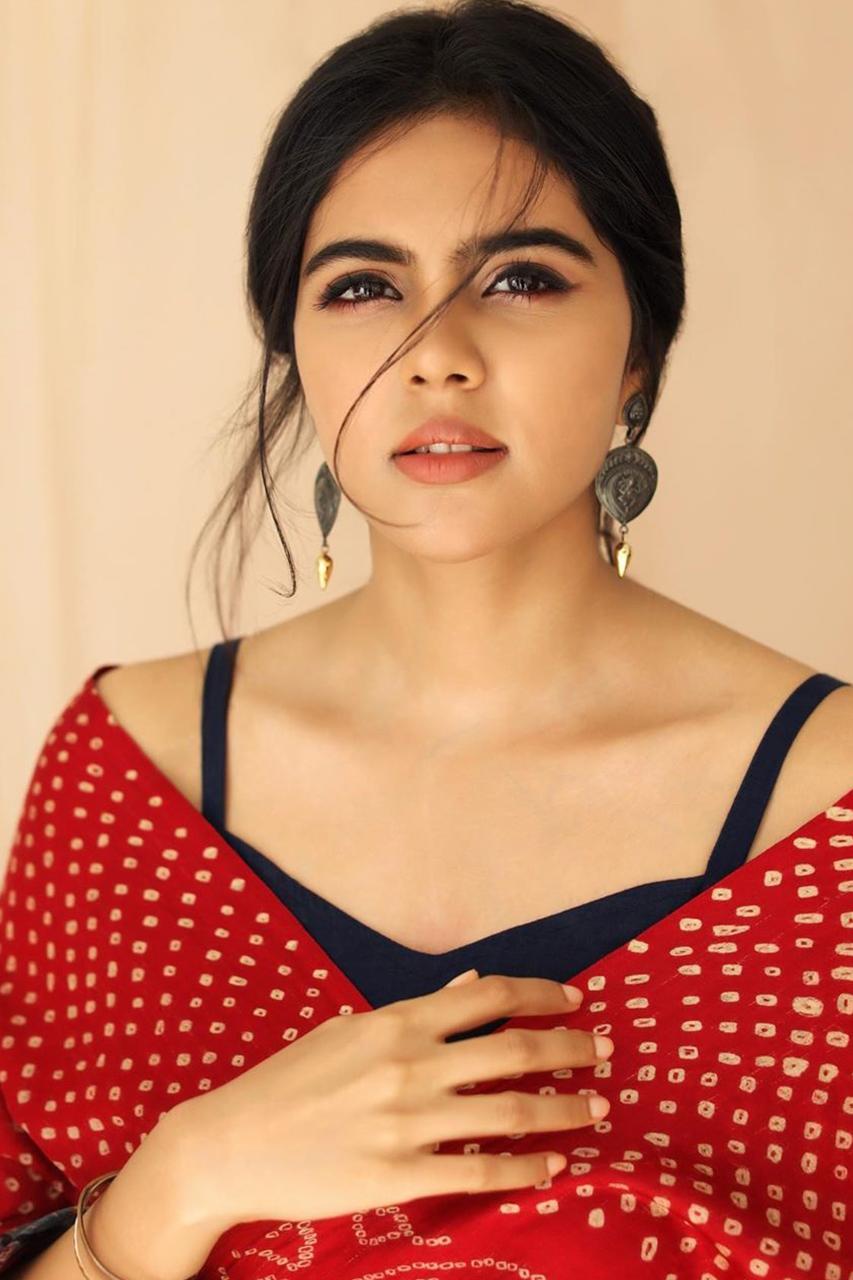 Priyadarshan Wearing Red and Black Dress HD Wallpaper