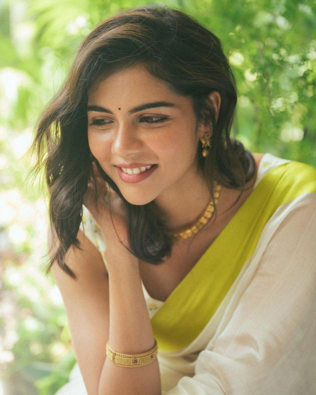 Priyadarshan Wearing White and Green Saree Wallpaper