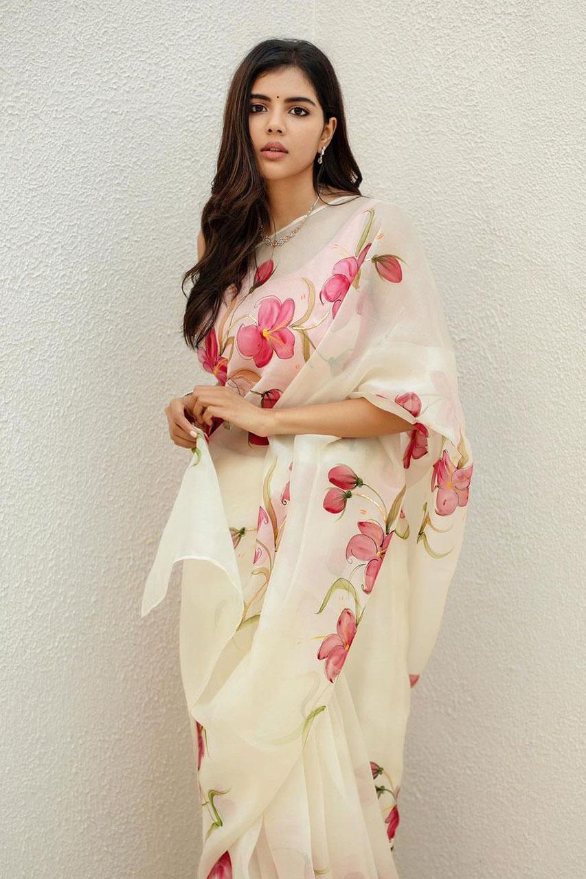 Priyadarshan Wearing White Shree and Holding Saree Wallpaper