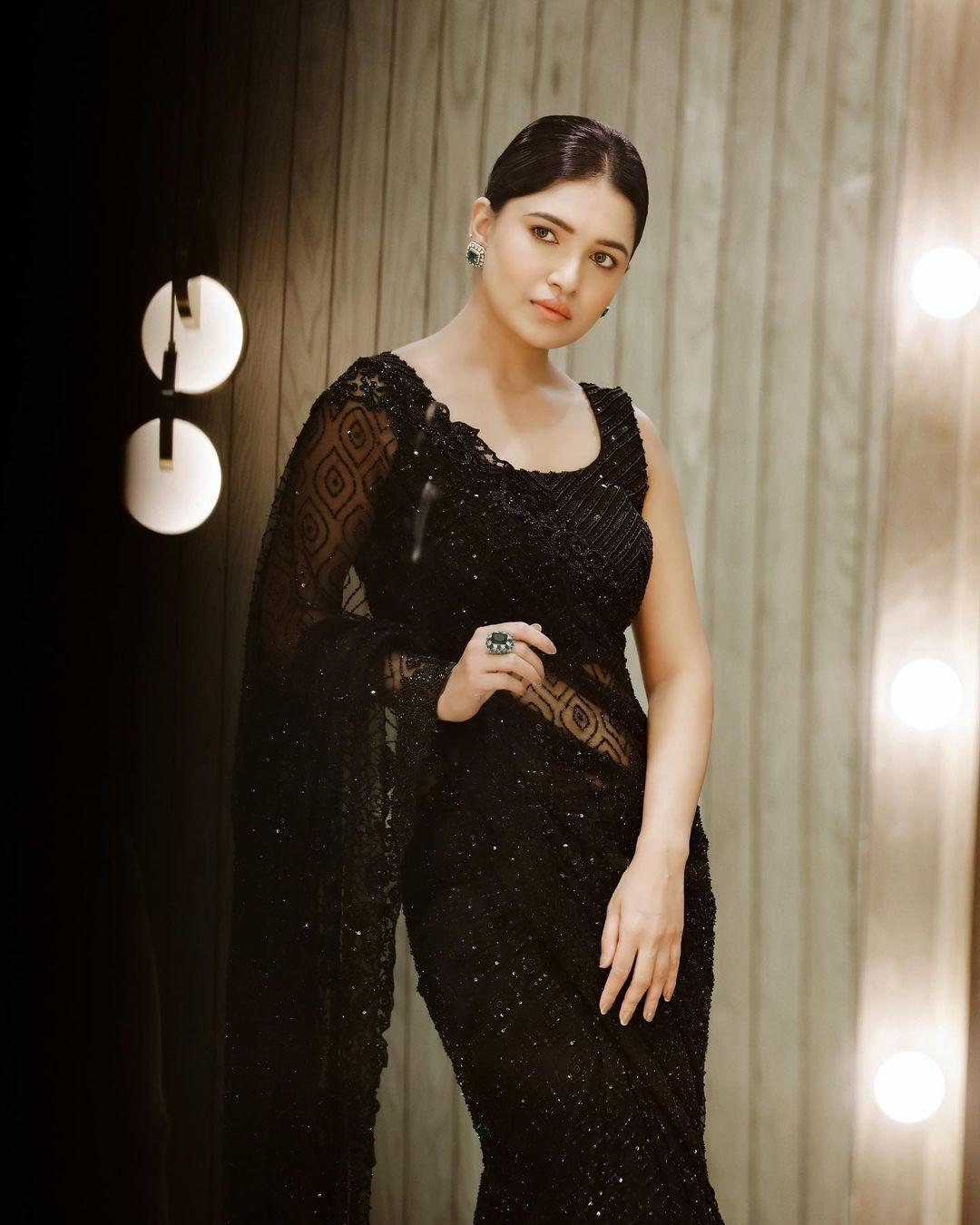 Vani Bhojan Black Dress Photoshoot Hd Pic
