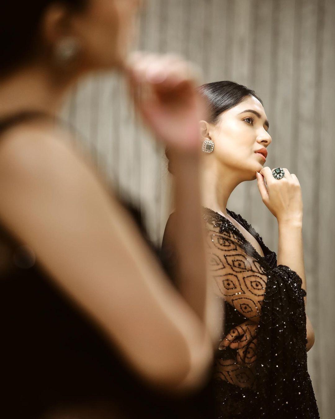 Vani Bhojan Black  Dress Photoshoot Wallpaper