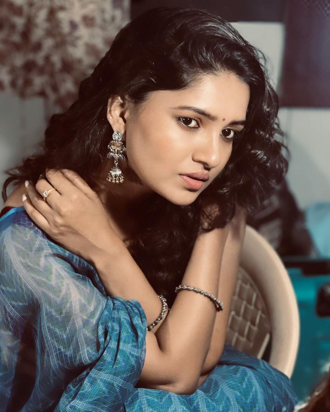 Vani Bhojan Blue Saree Beauty Hd