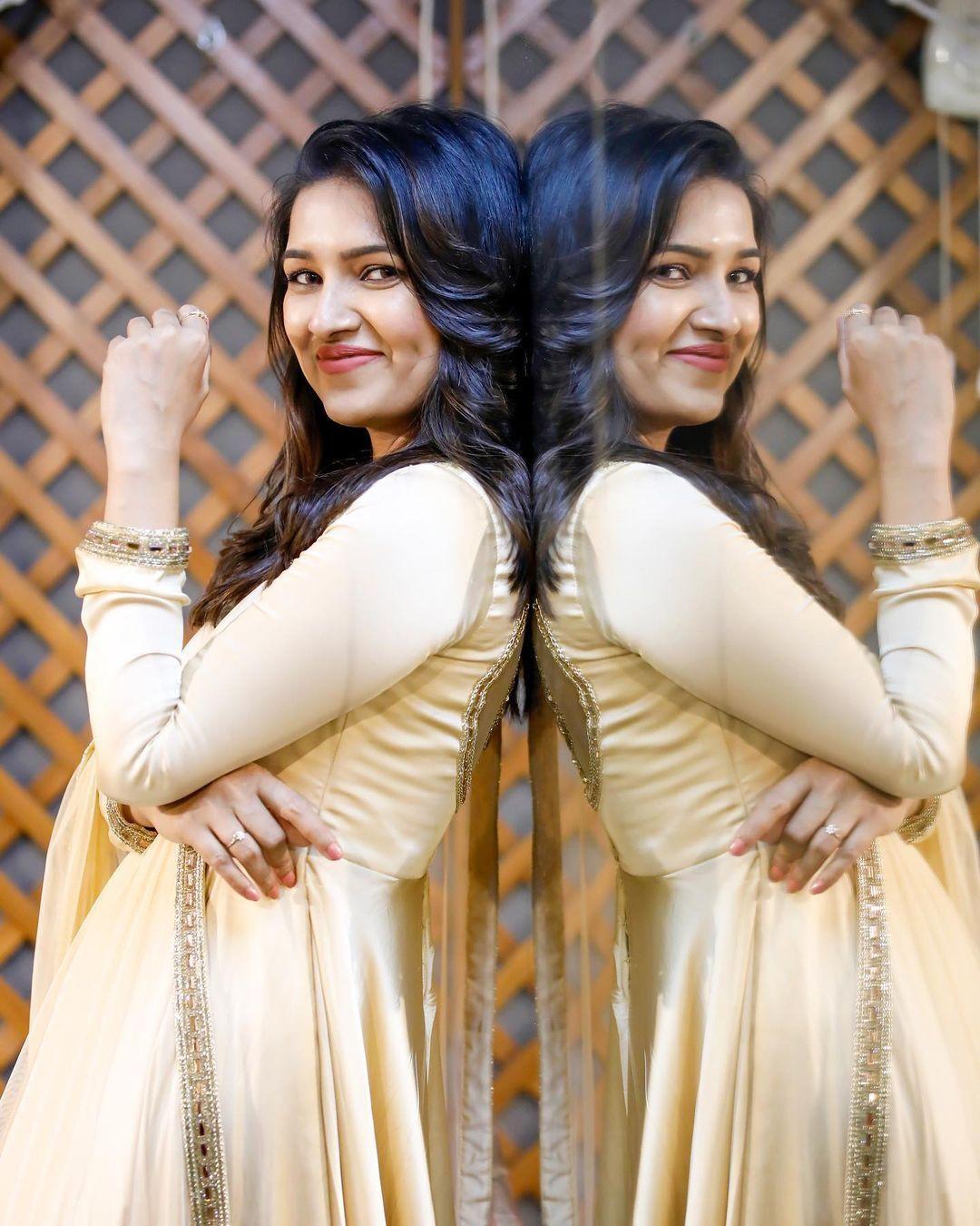 Vani Bhojan Classy Side Look Hd Wallpaper