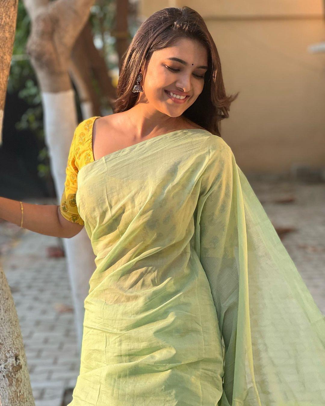Vani Bhojan Glamour Look Photo Hd Pic