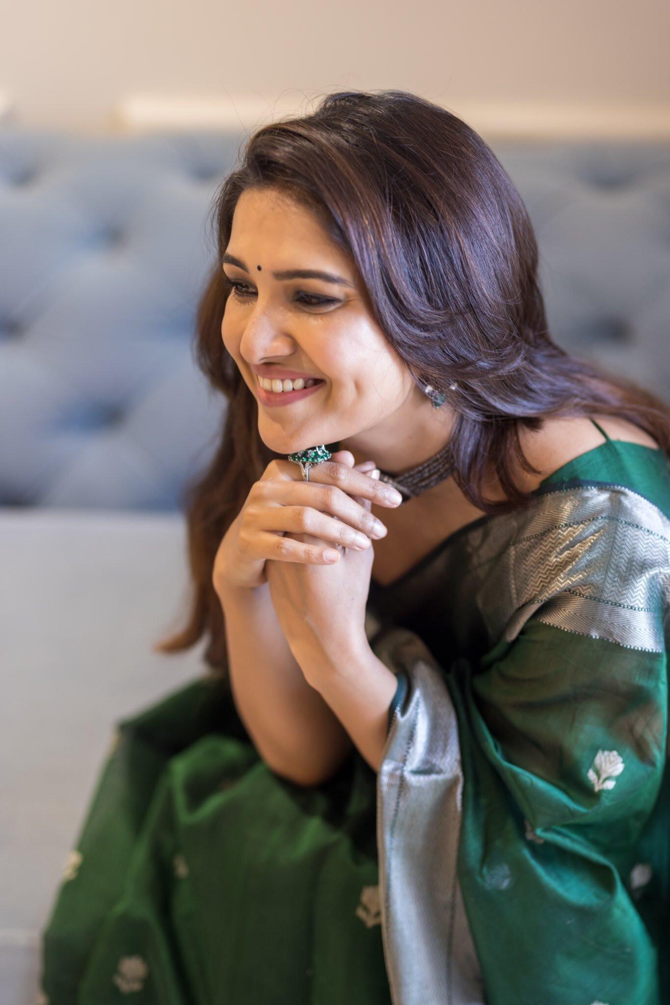 Vani Bhojan Green Saree Beauty Hd Wallpaper