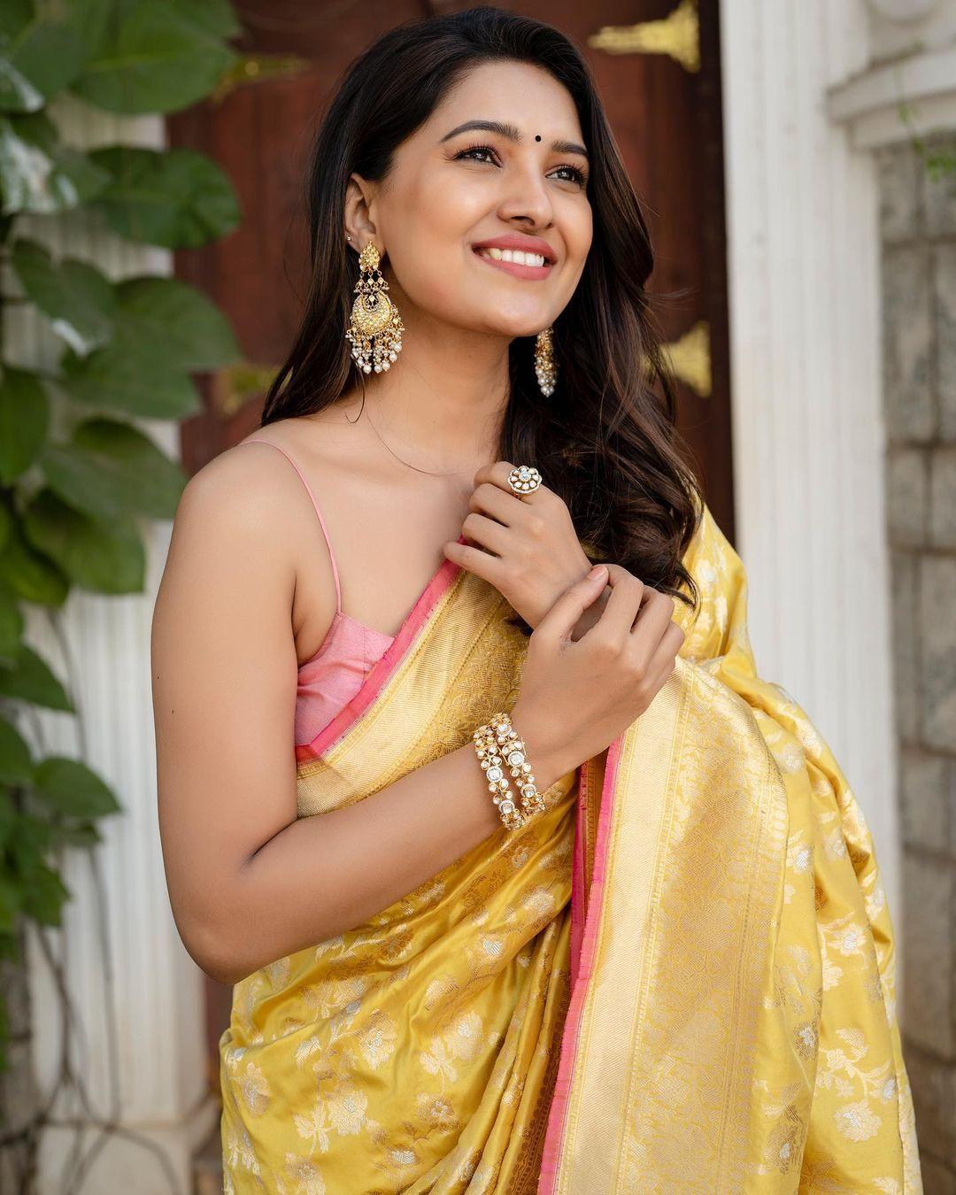 Vani Bhojan in Traditional Saree Hd Wallpaper