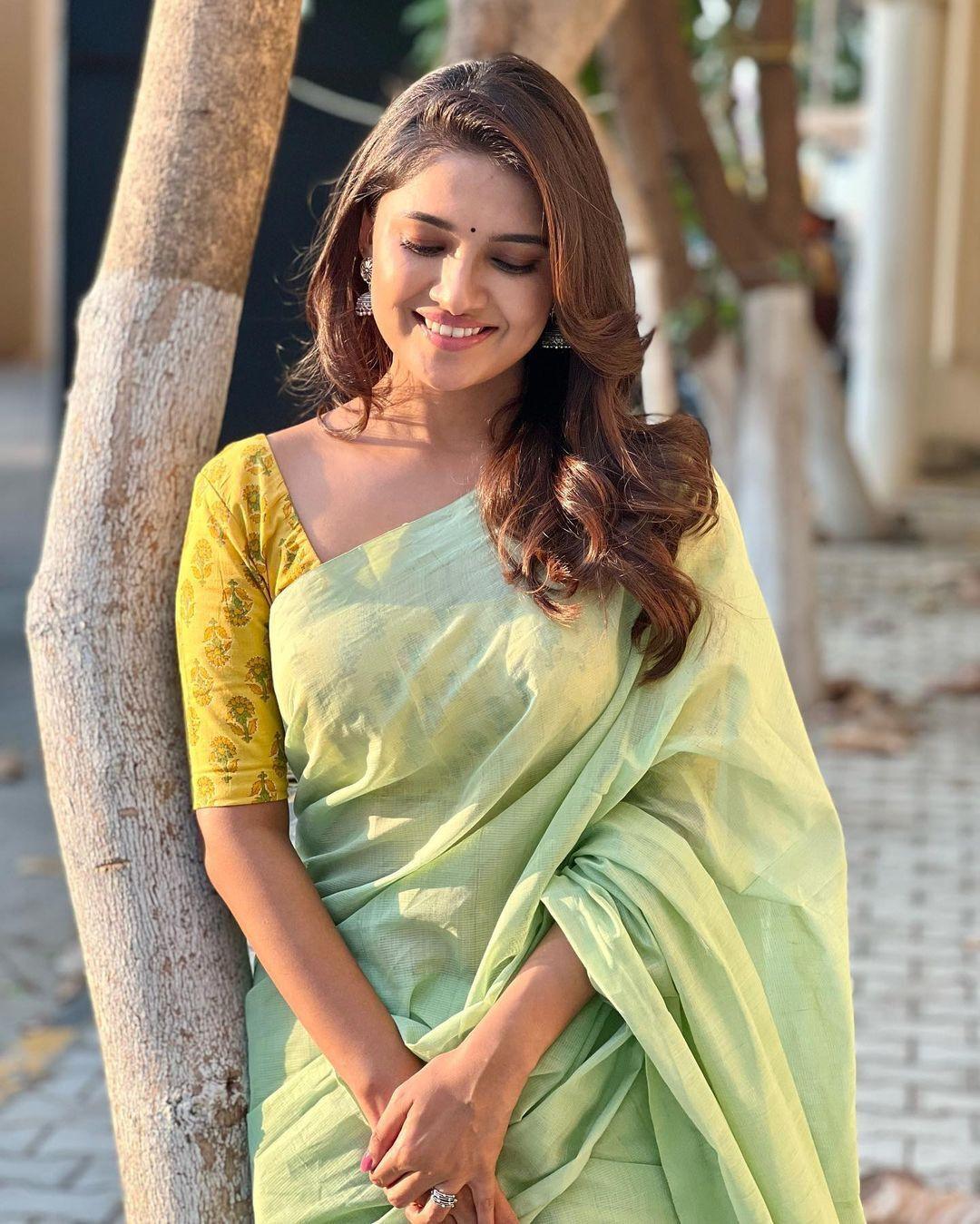 Vani Bhojan Scenic Outdoor Pose Hd