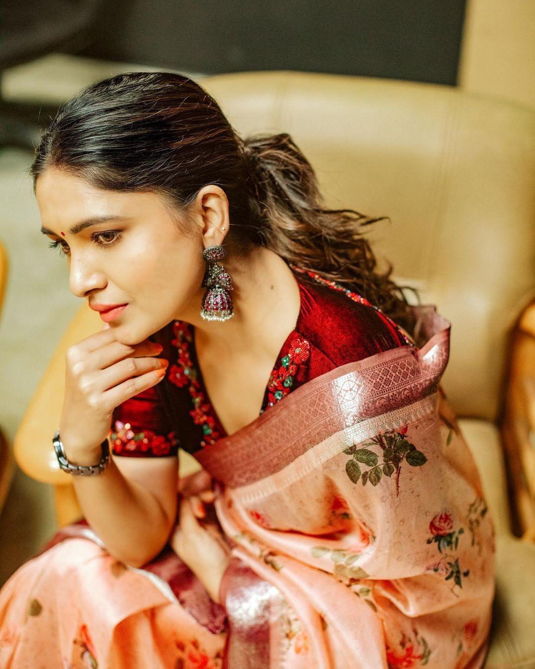 Vani Bhojan Side Pose Hd Pic
