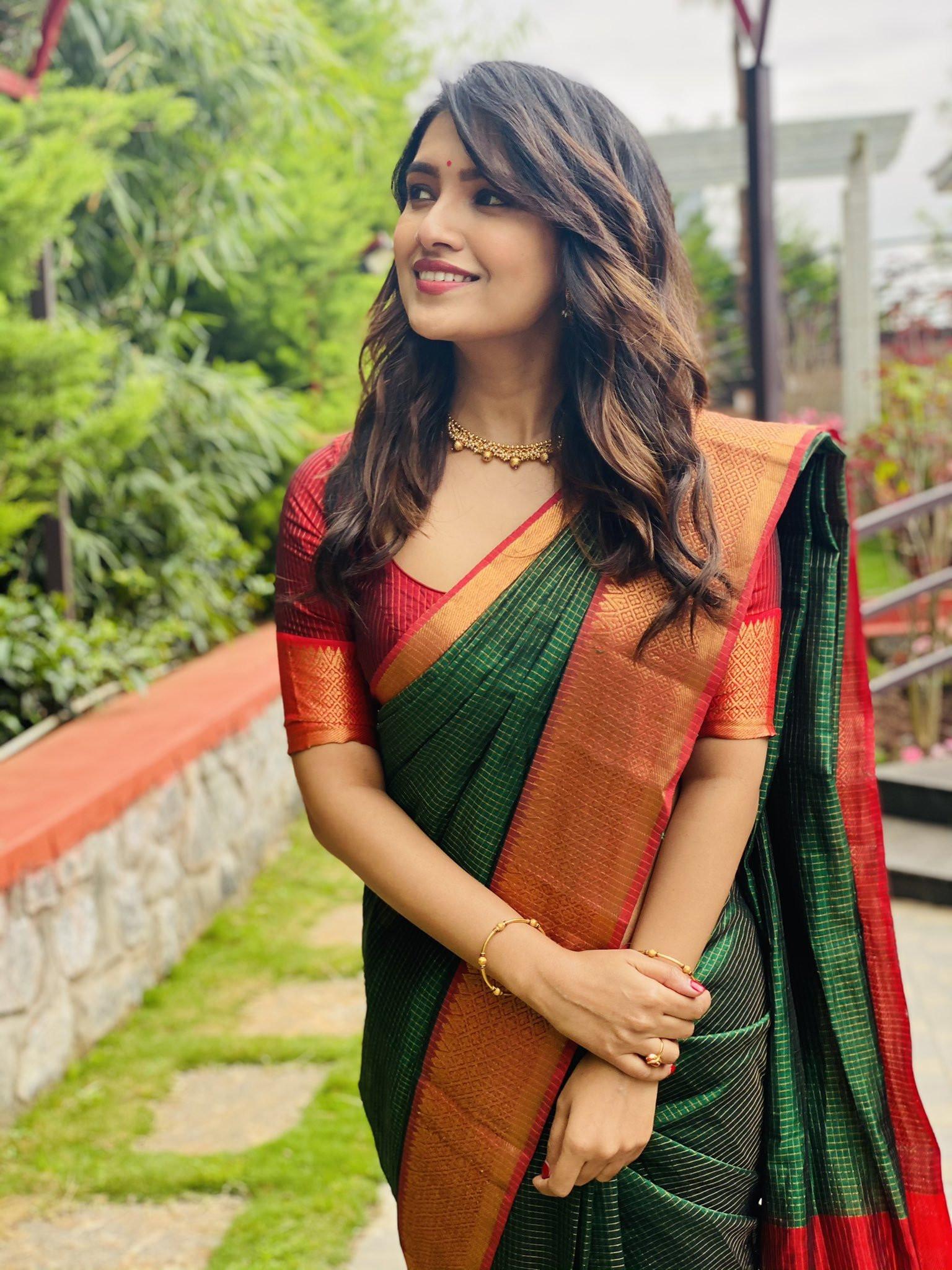 Vani Bhojan Traditional Portrait Hd