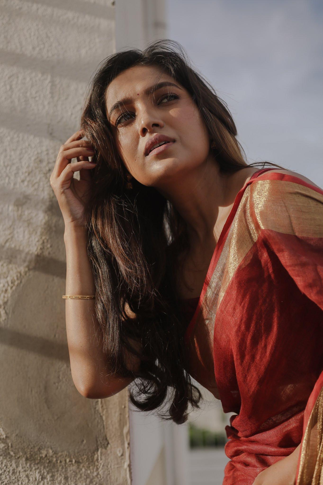 Vani Bhojan Traditional Saree Hd Photo