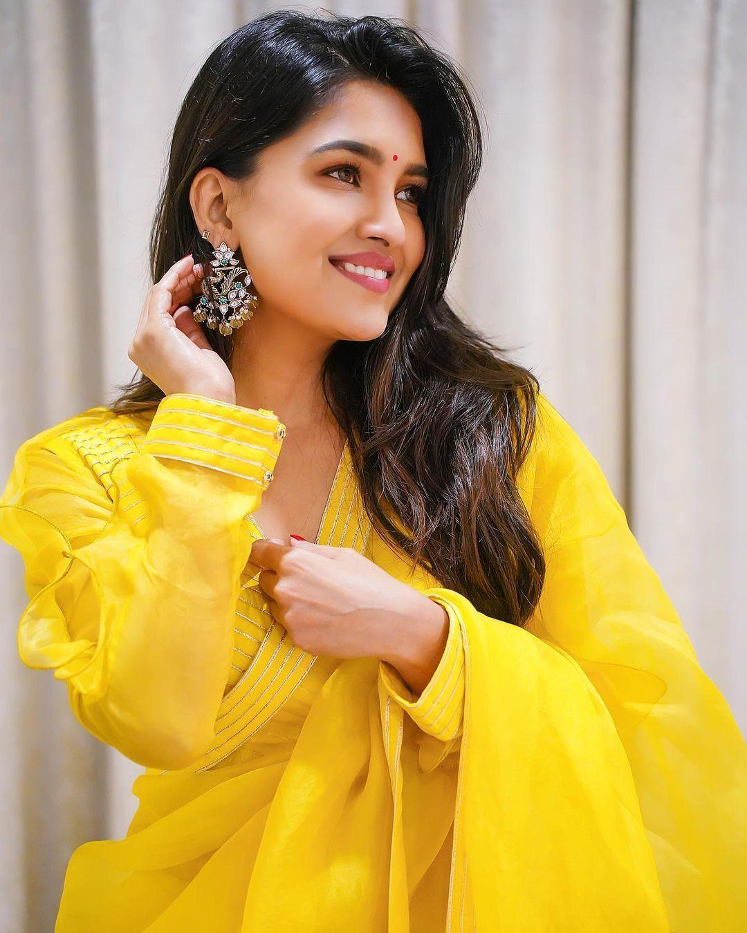 Vani Bhojan Yellow Kurti Look hD Wallpaper