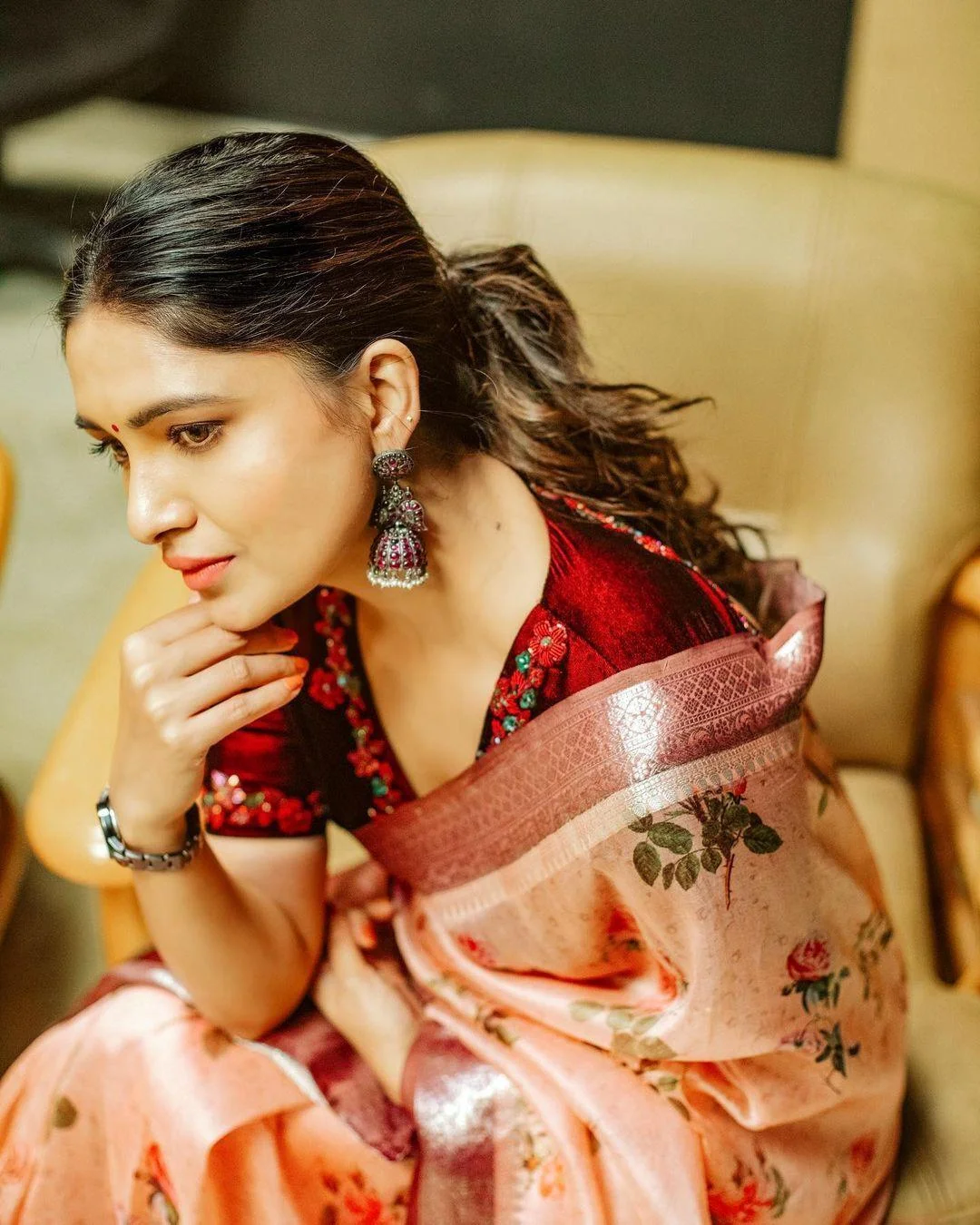 Vani Bhojan Side Pose Hd Pic