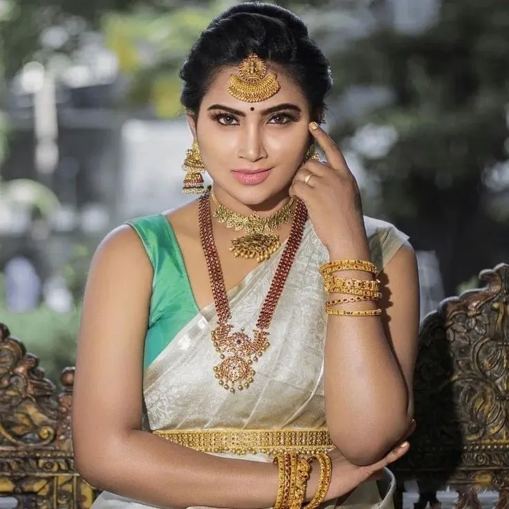 Photo 4 of Myna Nandhini