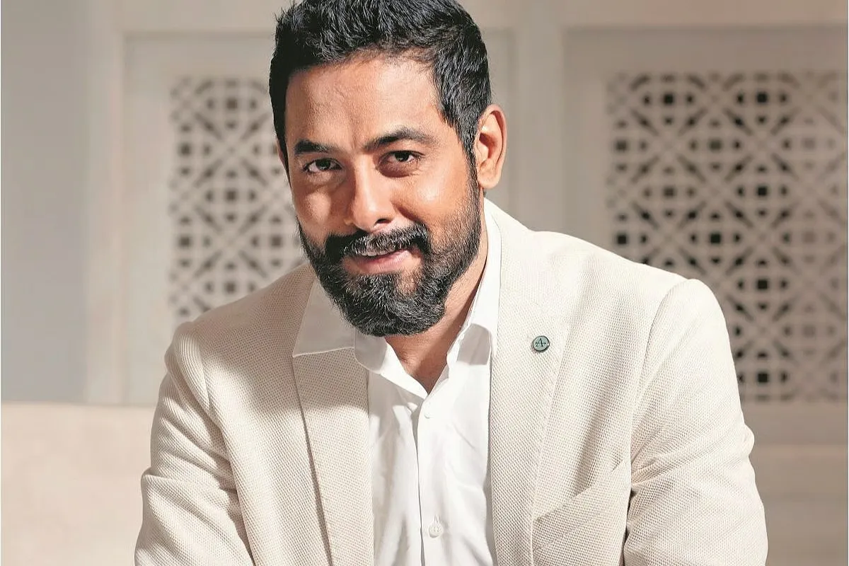 Photo 4 of Aari Arujunan