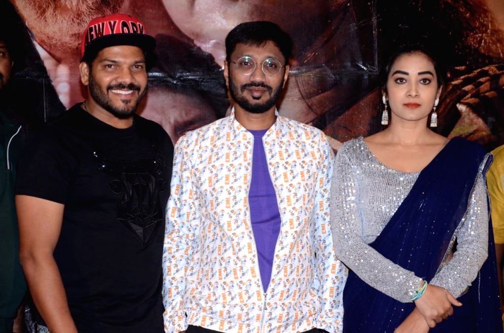 Photo 5 of EMI Ee Ammayi