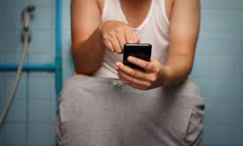 Phone Use in Toilet Raises Hemorrhoid Risk: Study