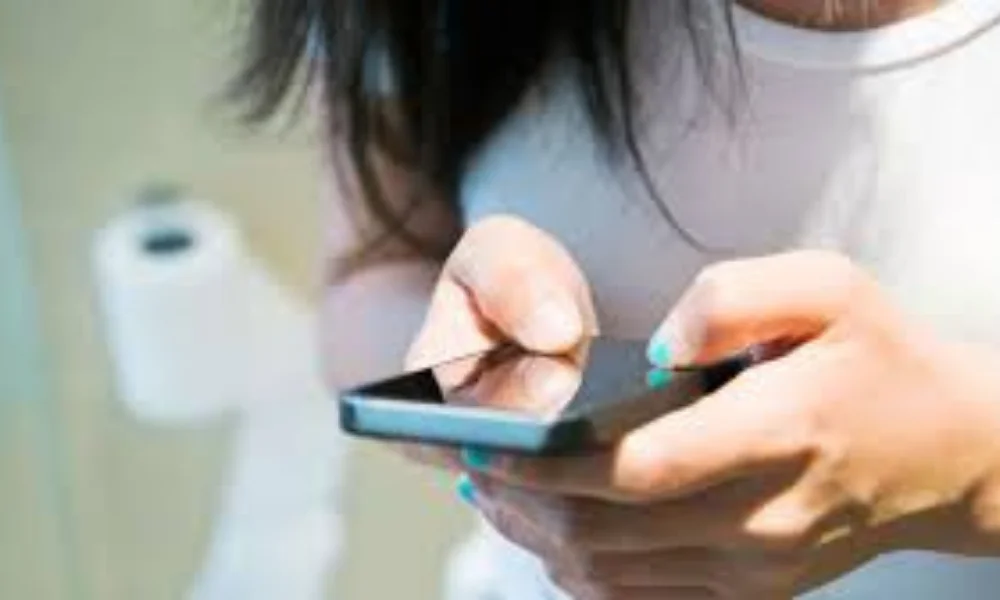 Phone-free bathroom habit 2025