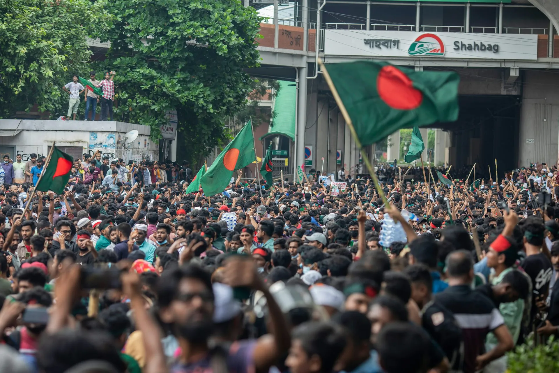 Violent Protests Erupt in Bangladesh After Death of Pro-Democracy Leader