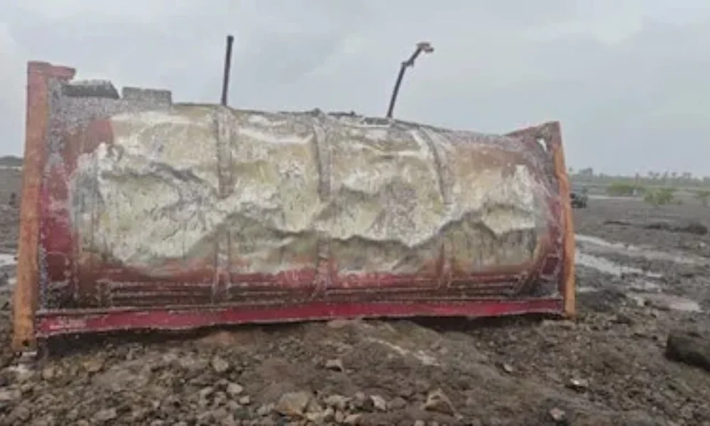Suspicious containers Palghar beaches 2025
