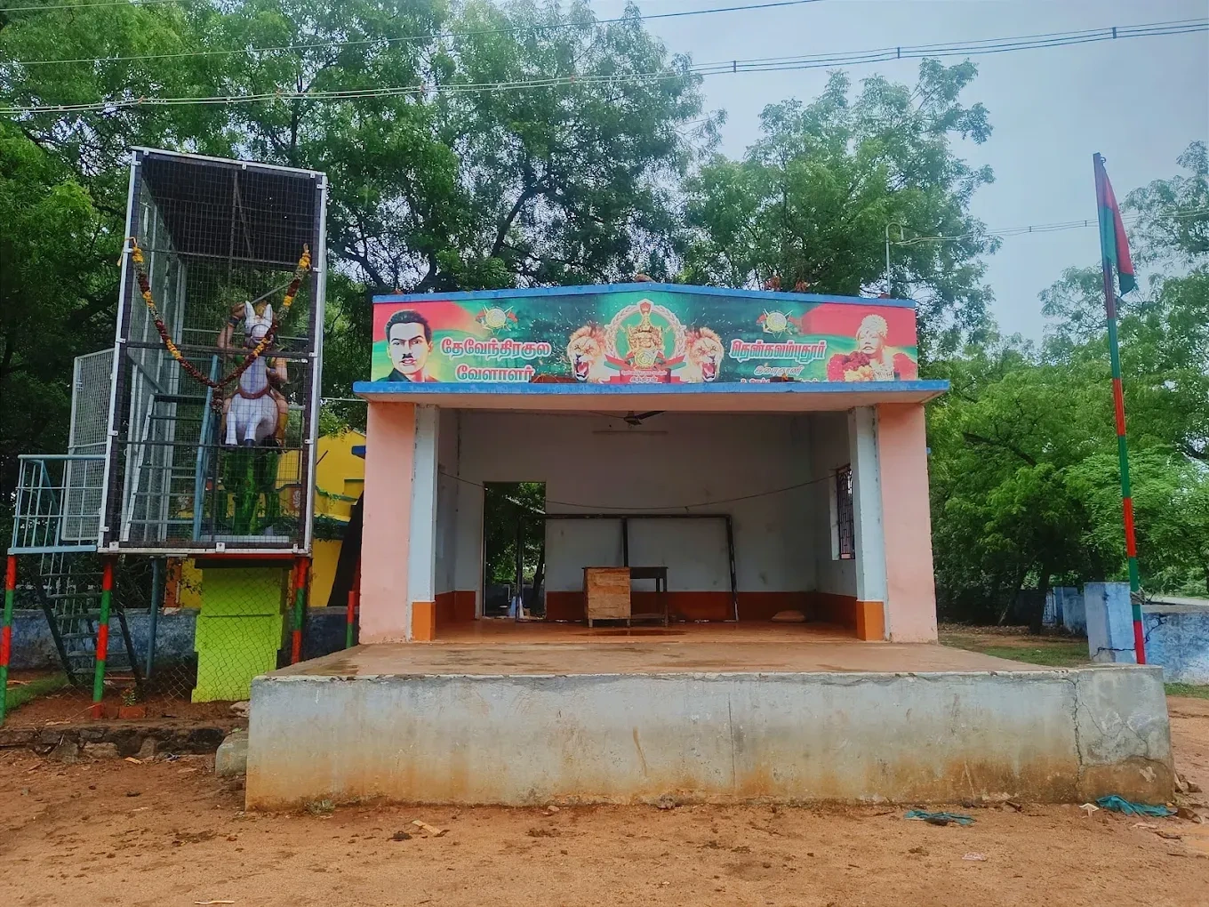 Image of: Maveeran Sundralinganar Statue Thenkalam Pudur
