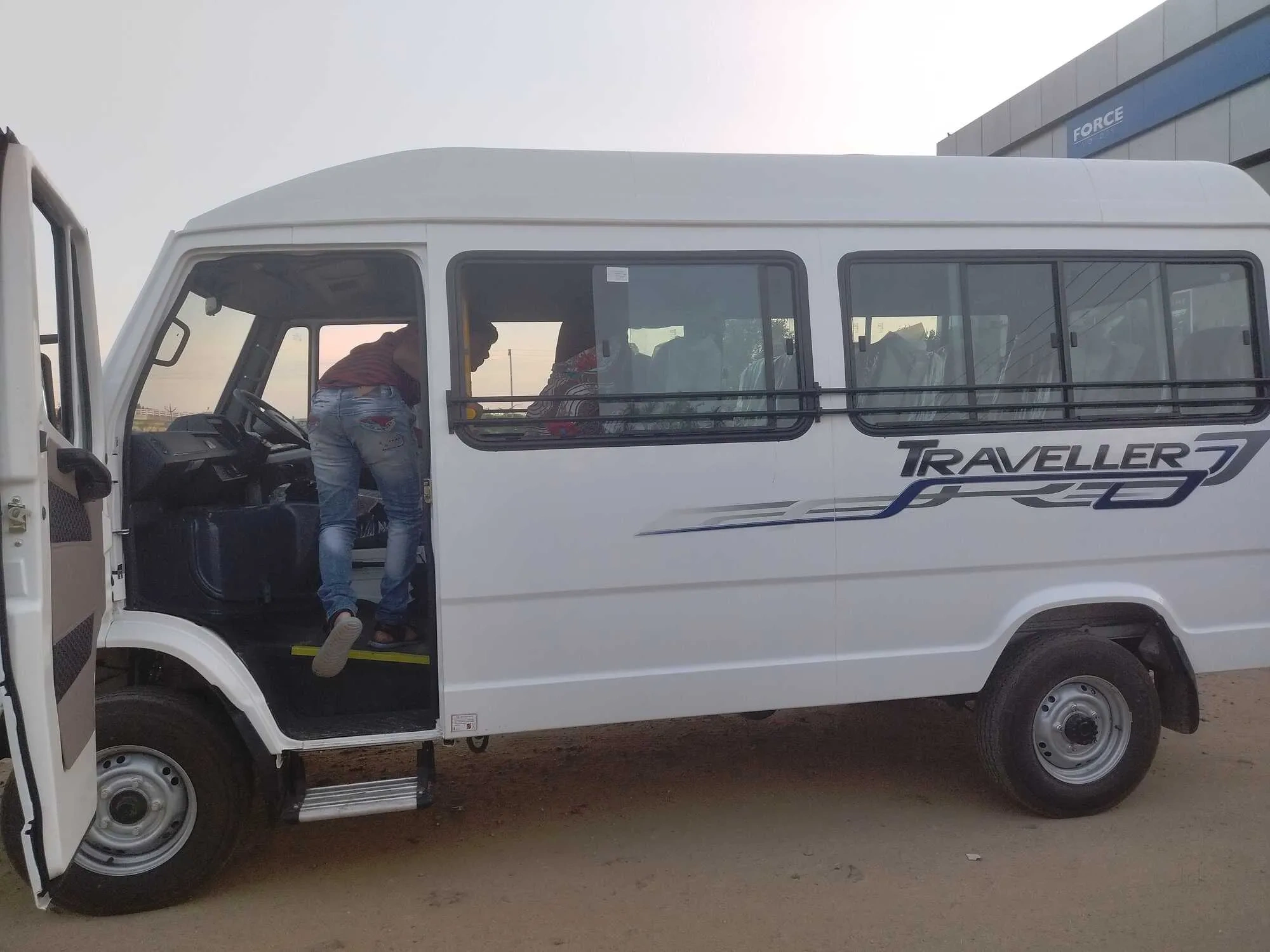 Image of: Tempo Traveller Hire In Maharaja Nagar Tirunelveli 7