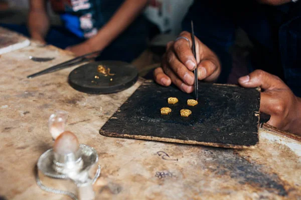 Image of: Maniraj Jewellery Works  Custom Gold Silver Ornaments