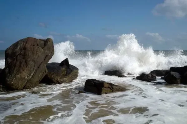 Image of: Kadaiyapattinam Rock Beach in Vellimalai