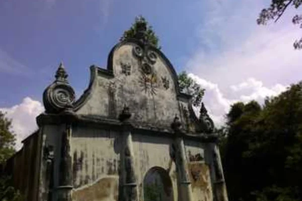 Image of: De Lannoy's Tomb in Thuckalay Tamil Nadu